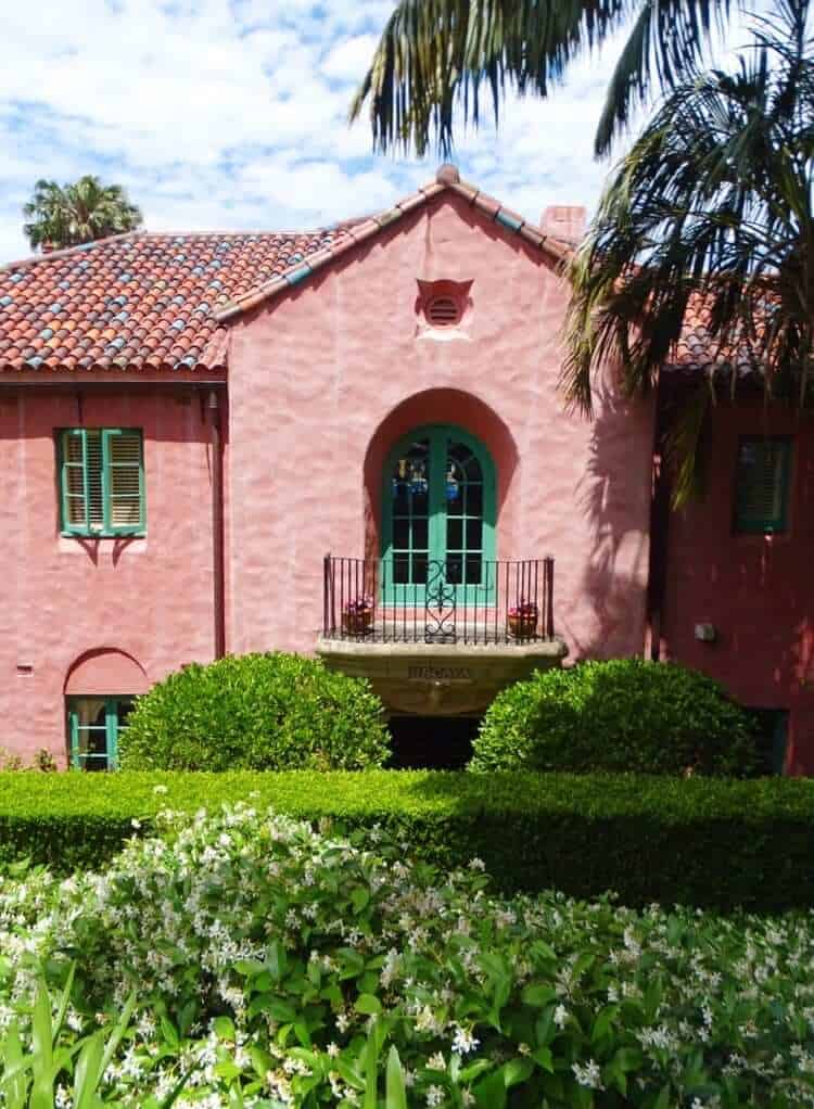 Pink house along Rose Bay hike Sydney